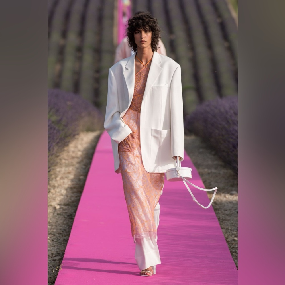 Veston Jacquemus
Viscose, lin et coton
Taille 38
Jamais porté